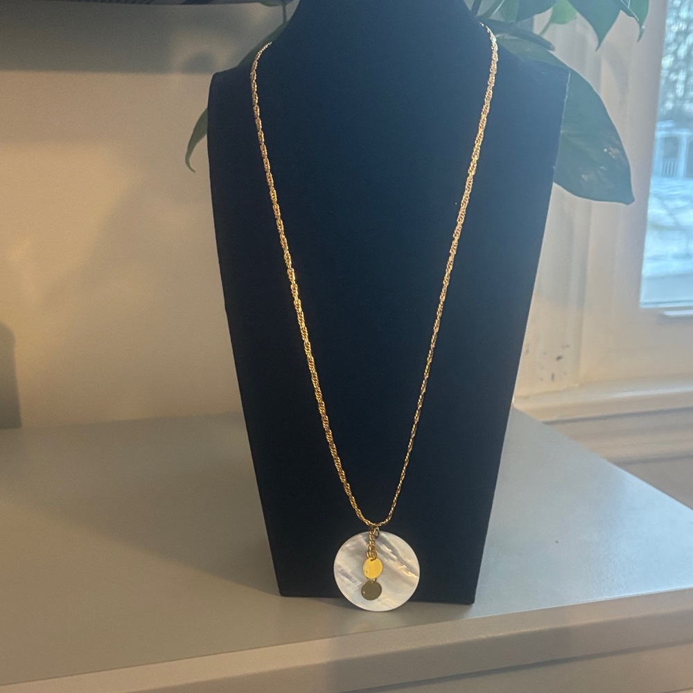 Vintage Elegant Gold and White Shell Pendant Necklace